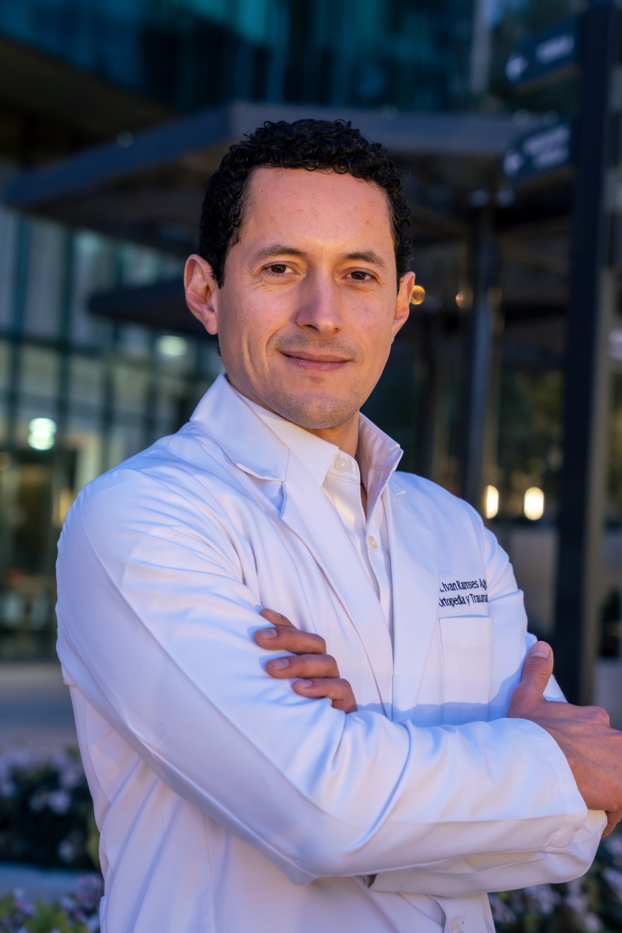 Dr. Iván Águila, orthopedic shoulder and knee surgeon